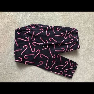 Girl’s Candy cane Children’s Place leggings.